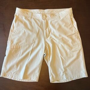 Columbia men’s regular fit lightweight shorts. Size 34 waist; 10 inch inseam.